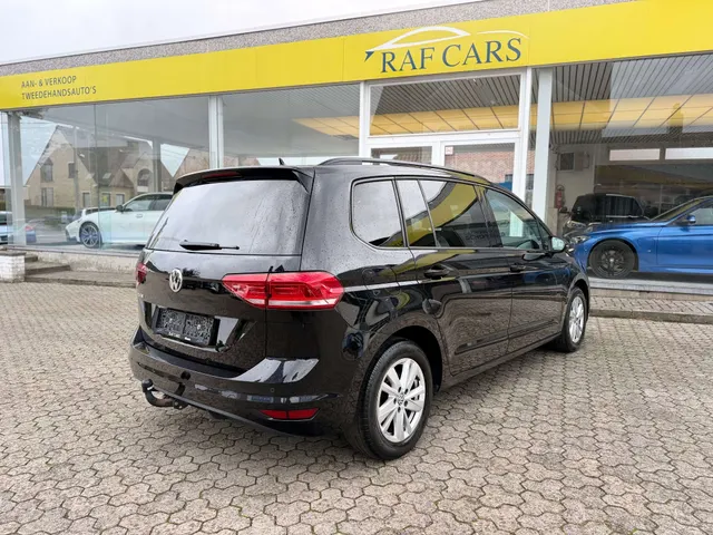 Volkswagen Touran 2020 op de klinkers voor de showroom van Raf Cars in Ninove-Outer, foto 11