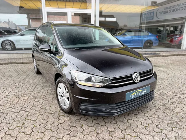 Volkswagen Touran 2020 op de klinkers voor de showroom van Raf Cars in Ninove-Outer, foto 12