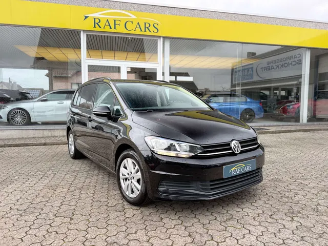 Volkswagen Touran 2020 op de klinkers voor de showroom van Raf Cars in Ninove-Outer, foto 13