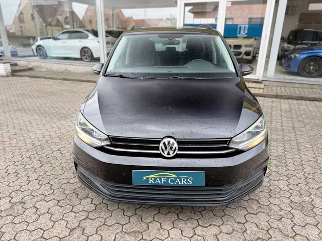 Volkswagen Touran 2020 op de klinkers voor de showroom van Raf Cars in Ninove-Outer, foto 14