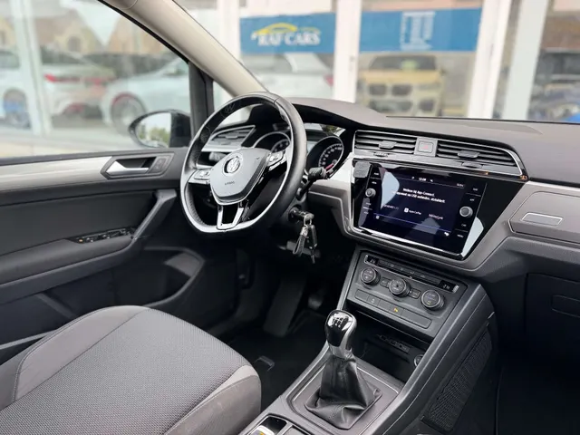 Volkswagen Touran 2020 op de klinkers voor de showroom van Raf Cars in Ninove-Outer, foto 15