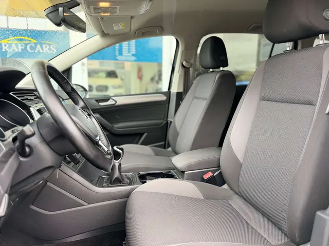 Volkswagen Touran 2020 op de klinkers voor de showroom van Raf Cars in Ninove-Outer, foto 16