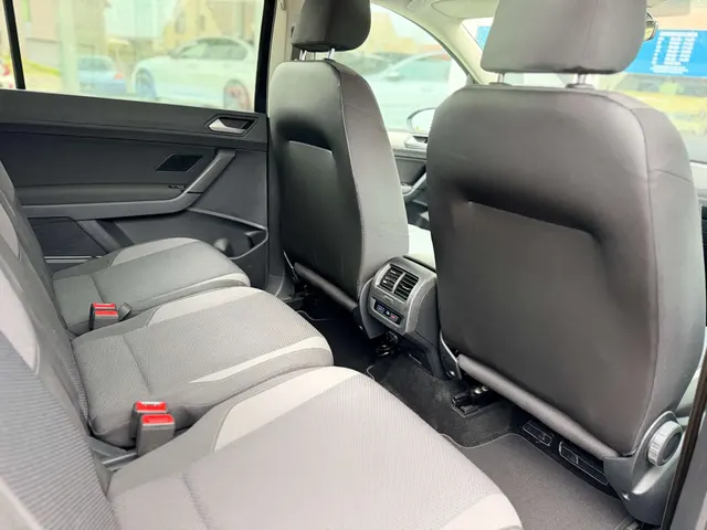 Volkswagen Touran 2020 op de klinkers voor de showroom van Raf Cars in Ninove-Outer, foto 17