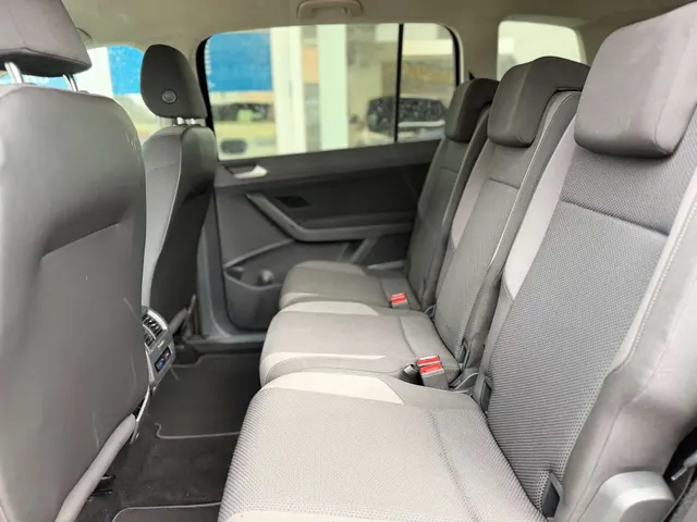 Volkswagen Touran 2020 op de klinkers voor de showroom van Raf Cars in Ninove-Outer, foto 18