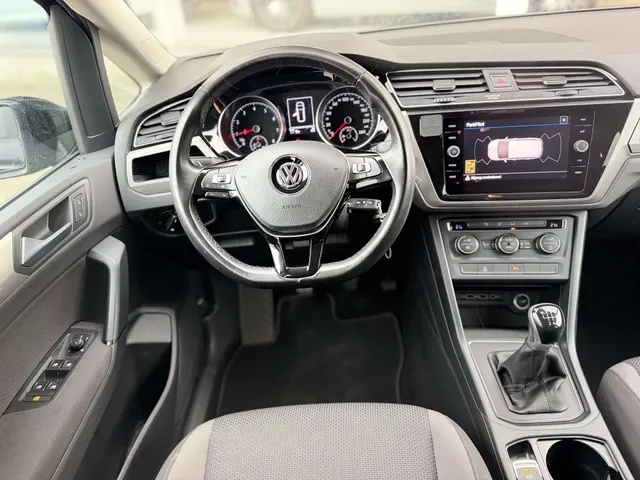 Volkswagen Touran 2020 op de klinkers voor de showroom van Raf Cars in Ninove-Outer, foto 19