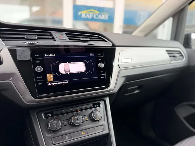 Volkswagen Touran 2020 op de klinkers voor de showroom van Raf Cars in Ninove-Outer, foto 20