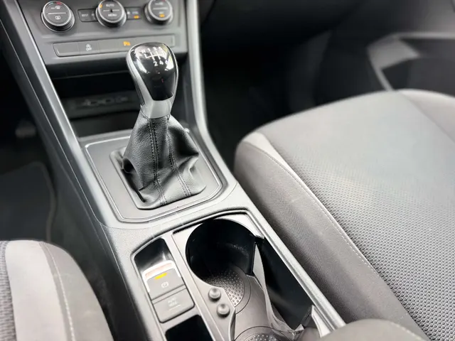 Volkswagen Touran 2020 op de klinkers voor de showroom van Raf Cars in Ninove-Outer, foto 21