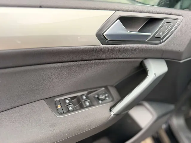 Volkswagen Touran 2020 op de klinkers voor de showroom van Raf Cars in Ninove-Outer, foto 22