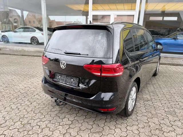 Volkswagen Touran 2020 op de klinkers voor de showroom van Raf Cars in Ninove-Outer, foto 9