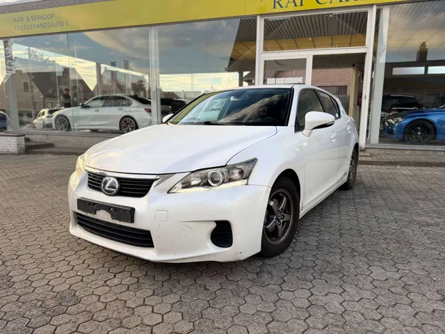Lexus CT 200h 2011 op de klinkers voor de showroom van Raf Cars in Ninove-Outer