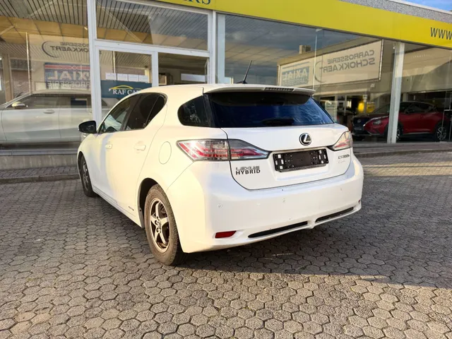 Lexus CT 200h 2011 op de klinkers voor de showroom van Raf Cars in Ninove-Outer, foto 13