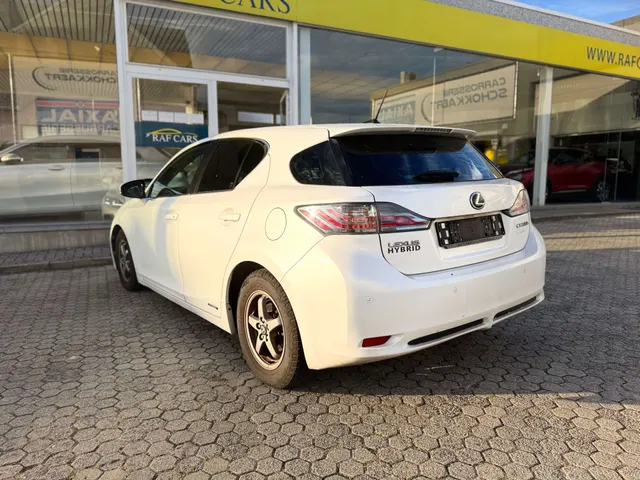 Lexus CT 200h 2011 op de klinkers voor de showroom van Raf Cars in Ninove-Outer, foto 14