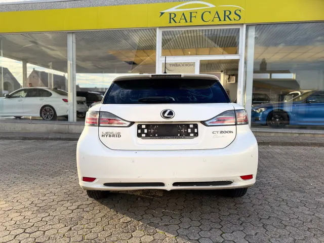 Lexus CT 200h 2011 op de klinkers voor de showroom van Raf Cars in Ninove-Outer, foto 15