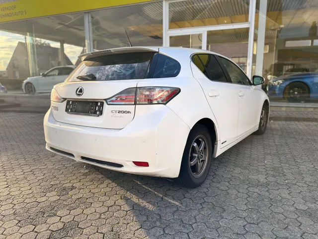 Lexus CT 200h 2011 op de klinkers voor de showroom van Raf Cars in Ninove-Outer, foto 16