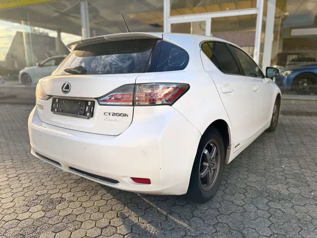 Lexus CT 200h 2011 op de klinkers voor de showroom van Raf Cars in Ninove-Outer, foto 17