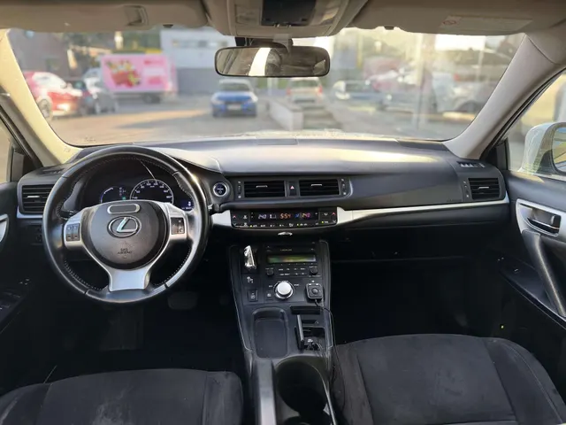 Lexus CT 200h 2011 op de klinkers voor de showroom van Raf Cars in Ninove-Outer, foto 9