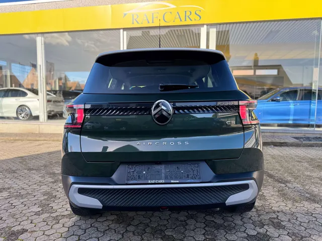 Citroen C3 Aircross 2025 op de klinkers voor de showroom van Raf Cars in Ninove-Outer, foto 12