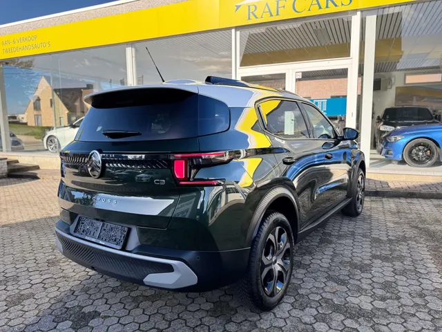 Citroen C3 Aircross 2025 op de klinkers voor de showroom van Raf Cars in Ninove-Outer, foto 14