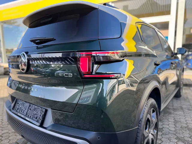 Citroen C3 Aircross 2025 op de klinkers voor de showroom van Raf Cars in Ninove-Outer, foto 16