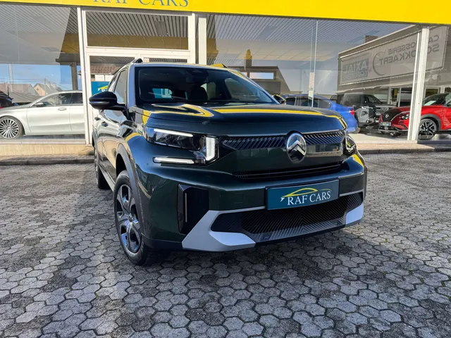 Citroen C3 Aircross 2025 op de klinkers voor de showroom van Raf Cars in Ninove-Outer, foto 17