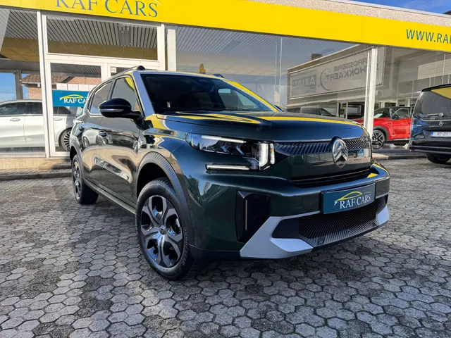 Citroen C3 Aircross 2025 op de klinkers voor de showroom van Raf Cars in Ninove-Outer, foto 18