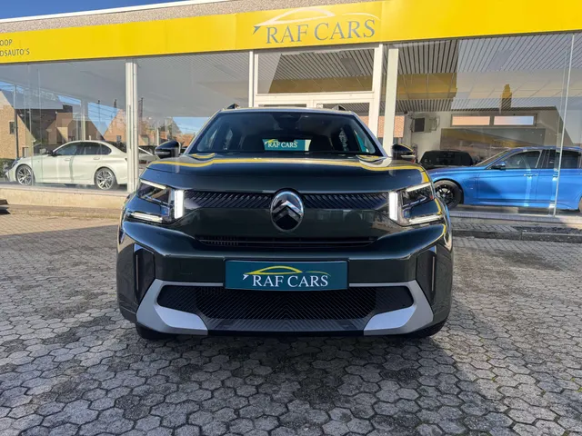 Citroen C3 Aircross 2025 op de klinkers voor de showroom van Raf Cars in Ninove-Outer, foto 19