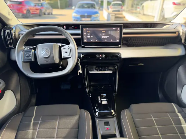 Citroen C3 Aircross 2025 op de klinkers voor de showroom van Raf Cars in Ninove-Outer, foto 22
