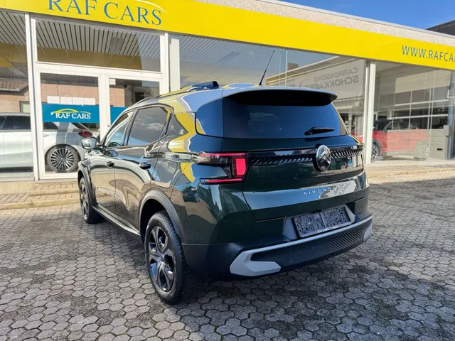 Citroen C3 Aircross 2025 op de klinkers voor de showroom van Raf Cars in Ninove-Outer, foto 9
