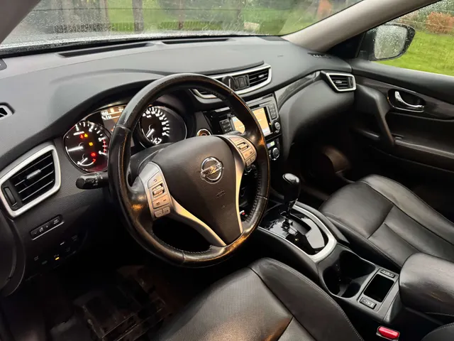 Nissan X-Trail 2017 op de klinkers voor de showroom van Raf Cars in Ninove-Outer, foto 10