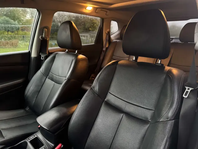 Nissan X-Trail 2017 op de klinkers voor de showroom van Raf Cars in Ninove-Outer, foto 9