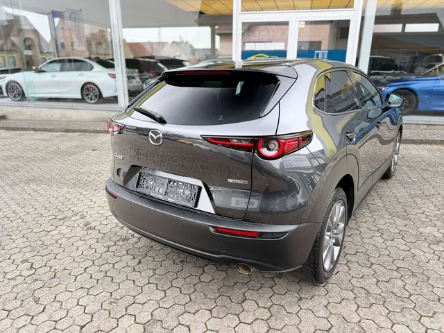 Mazda CX-30 2022 op de klinkers voor de showroom van Raf Cars in Ninove-Outer, foto 10