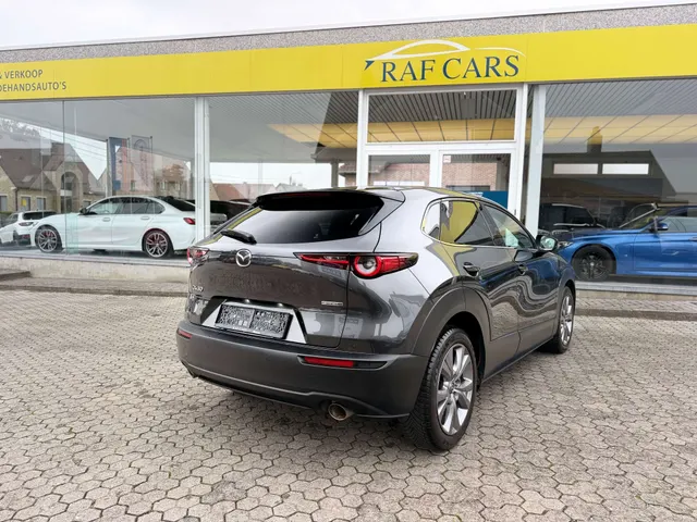 Mazda CX-30 2022 op de klinkers voor de showroom van Raf Cars in Ninove-Outer, foto 11