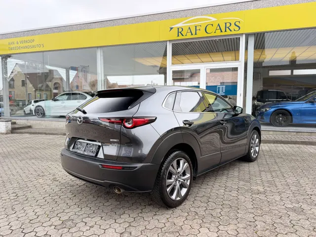Mazda CX-30 2022 op de klinkers voor de showroom van Raf Cars in Ninove-Outer, foto 12