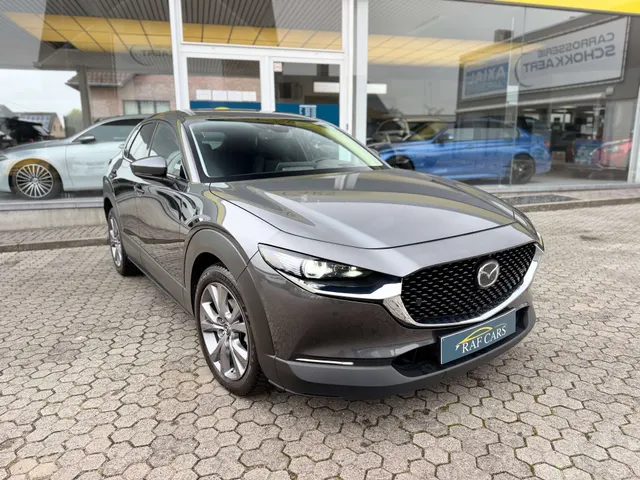 Mazda CX-30 2022 op de klinkers voor de showroom van Raf Cars in Ninove-Outer, foto 13
