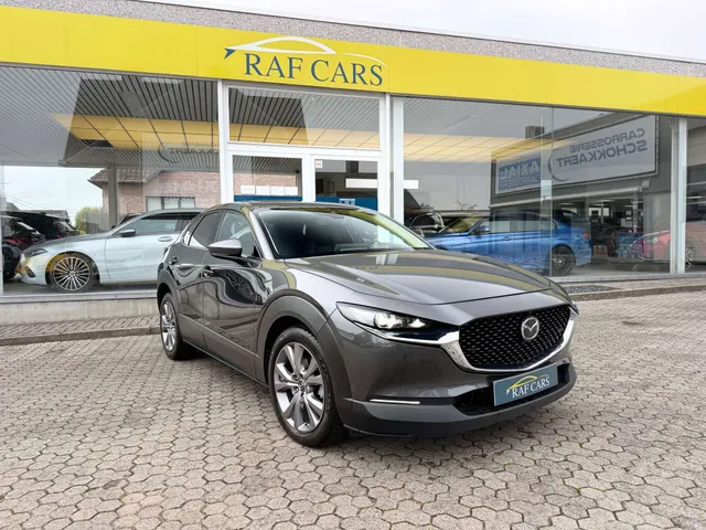 Mazda CX-30 2022 op de klinkers voor de showroom van Raf Cars in Ninove-Outer, foto 14