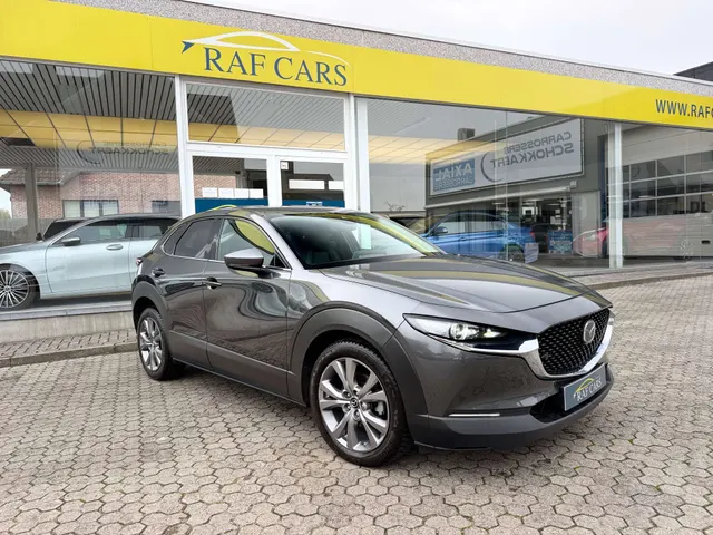 Mazda CX-30 2022 op de klinkers voor de showroom van Raf Cars in Ninove-Outer, foto 15