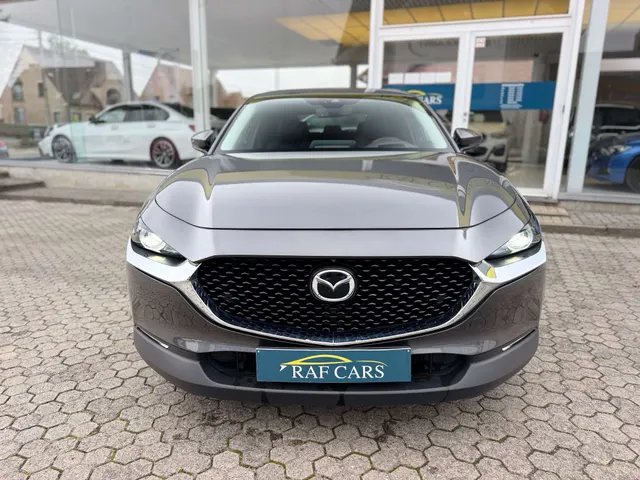 Mazda CX-30 2022 op de klinkers voor de showroom van Raf Cars in Ninove-Outer, foto 16