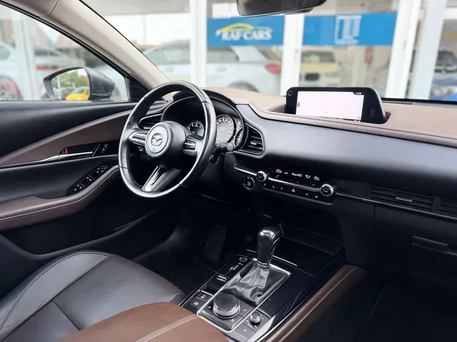 Mazda CX-30 2022 op de klinkers voor de showroom van Raf Cars in Ninove-Outer, foto 17