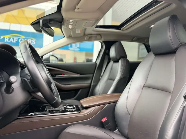 Mazda CX-30 2022 op de klinkers voor de showroom van Raf Cars in Ninove-Outer, foto 18