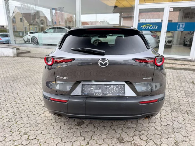 Mazda CX-30 2022 op de klinkers voor de showroom van Raf Cars in Ninove-Outer, foto 9