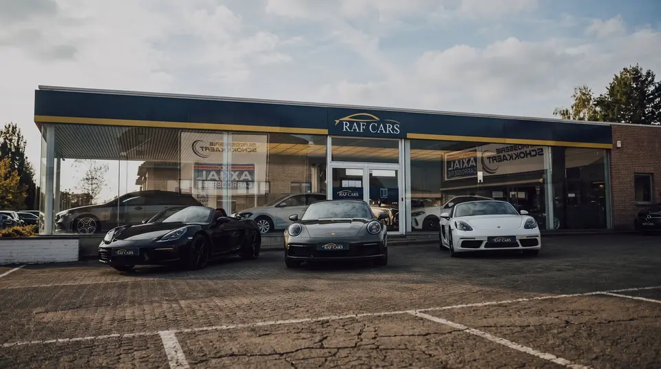 Drie Porsches voor de showroom van Raf Cars aan de Lebekestraat in Ninove-Outer